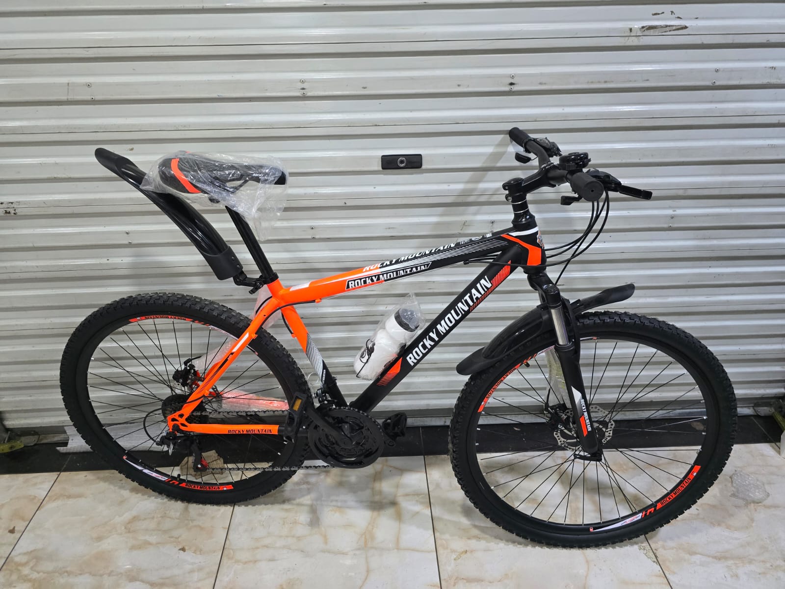 Rocky Mountain 29 Inch Mountain Bicycle 21-Speed with Front Suspension & Disc Brakes