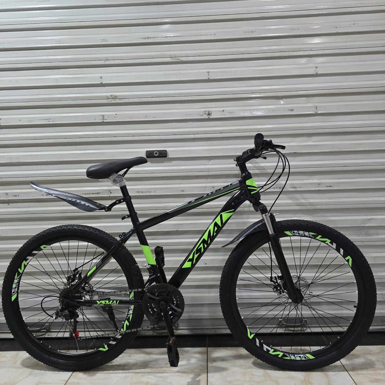 YSMAI 26-Inch Mountain Bicycle 21-Speed Front Suspension Disc Brakes