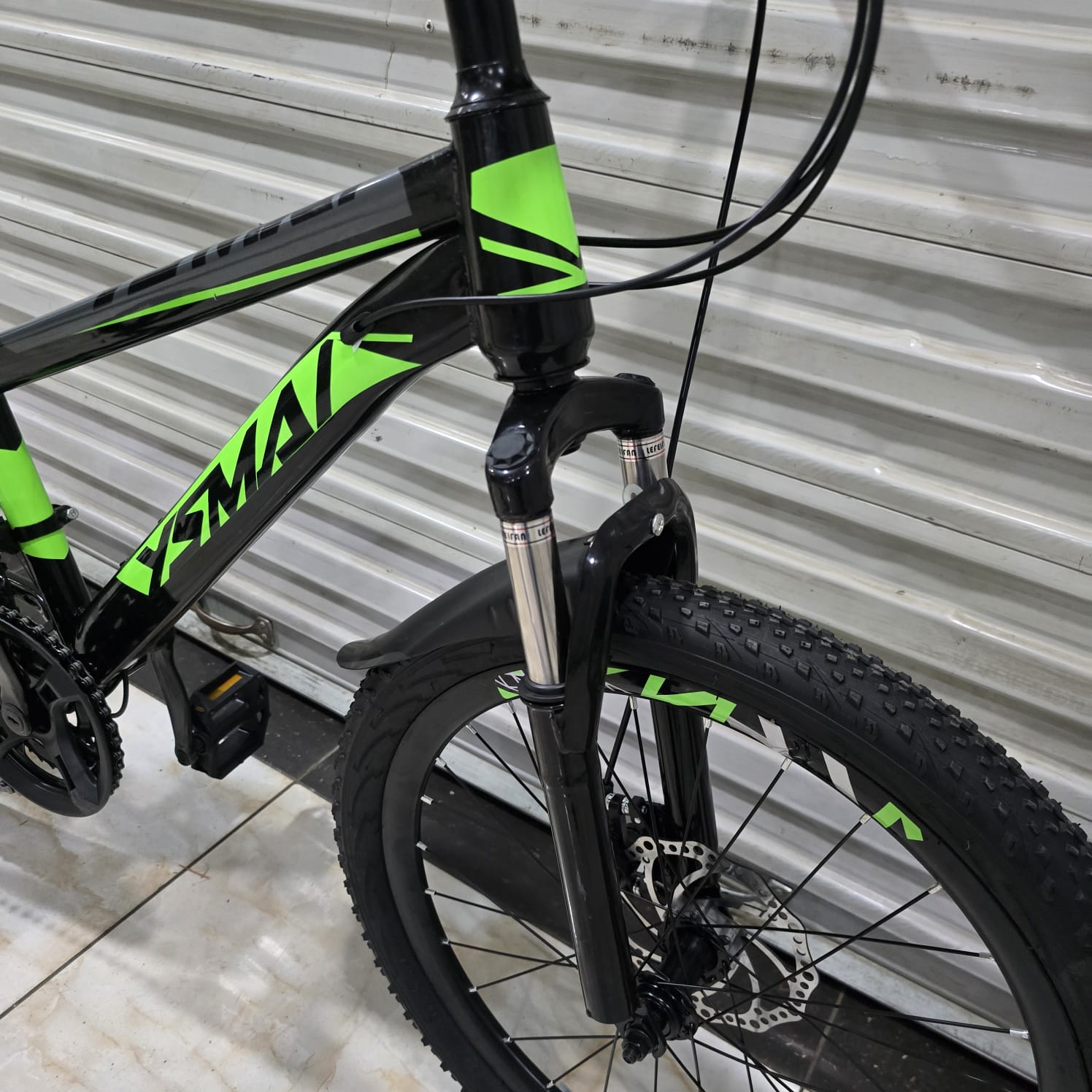 YSMAI 22-Inch Mountain Bicycle – 21-Speed, Front Suspension & Disc Brakes