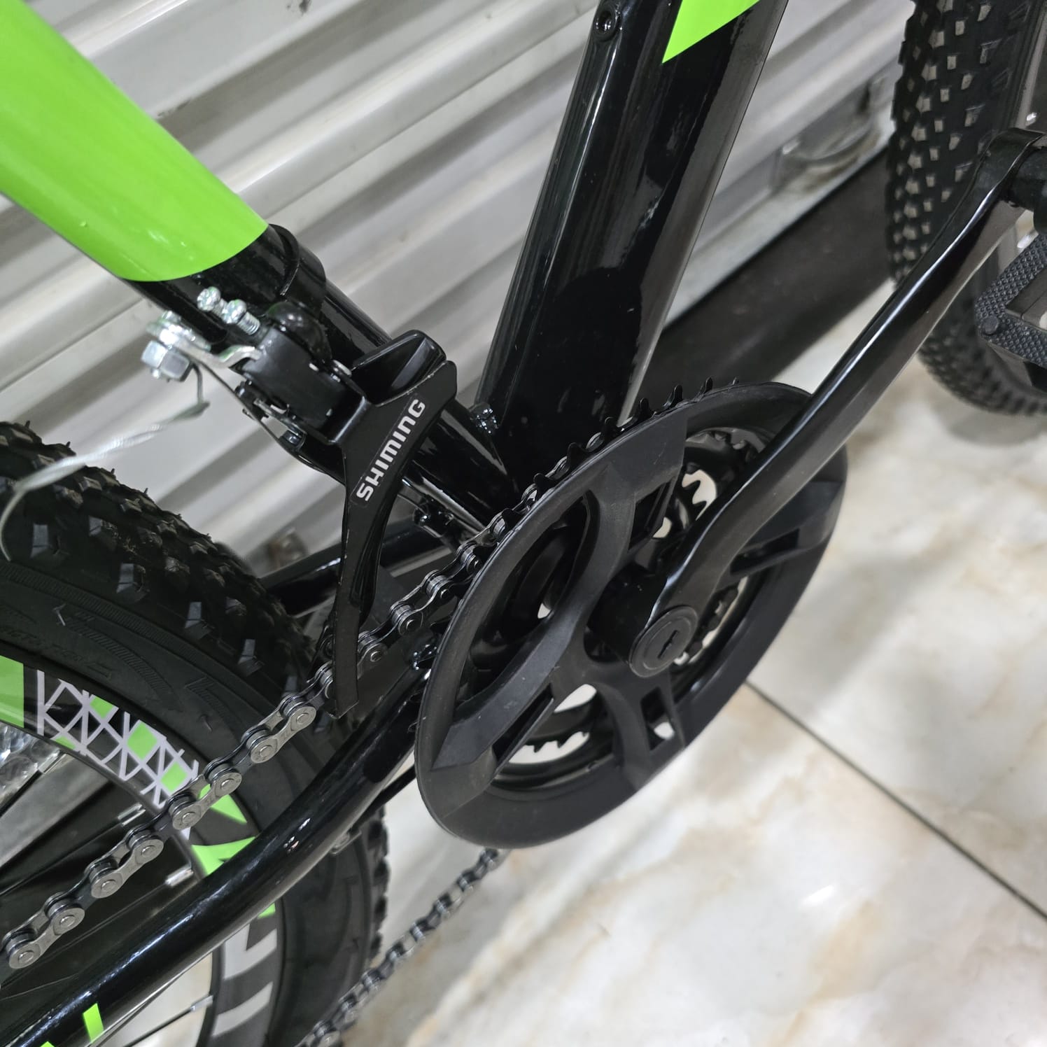 YSMAI 26-Inch Mountain Bicycle 21-Speed Front Suspension Disc Brakes