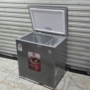 Hanmac 198L chest freezer inside storage space