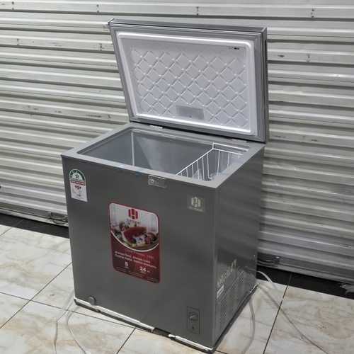 Hanmac 198L chest freezer inside storage space
